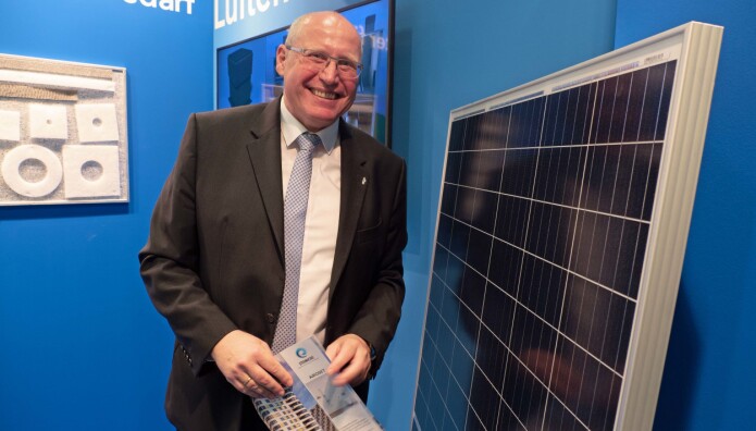 VENTILASJON: Frank Martin presenterer solceller til avtrekket fra bad og kjøkken. VENTILASJON: Frank Martin presenterer solceller til avtrekket fra bad og kjøkken.