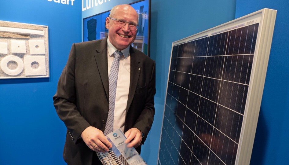 VENTILASJON: Frank Martin presenterer solceller til avtrekket fra bad og kjøkken.