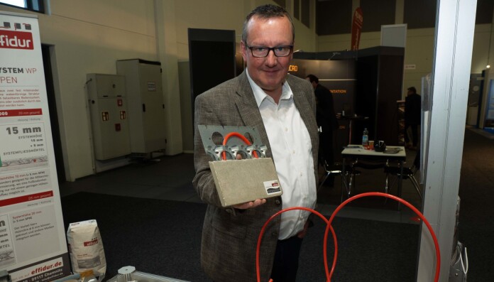 STÅLKONTROLL: Thomas Müller anbefaler vannbåren varme mellom stålplater, for tynnere gulv og mindre energibruk. STÅLKONTROLL: Thomas Müller anbefaler vannbåren varme mellom stålplater, for tynnere gulv og mindre energibruk.