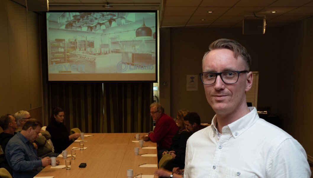 VENTILASJONSPRAT: Aleksander Lund har snakket om storkjøkkenventilasjon på medlemsmøte hos NemiTek Sørlandet. VENTILASJONSPRAT: Aleksander Lund har snakket om storkjøkkenventilasjon på medlemsmøte hos NemiTek Sørlandet.