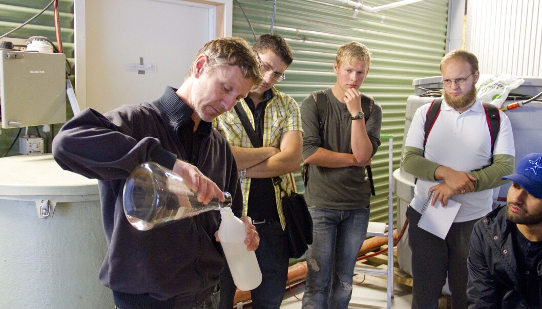AVLØPSFORSKER: Arve Heistad forsker på vannforsyning og avløp – her viser han rundt ferske studenter. Da koronaviruset ble påvist i avføring, ble laboratoriet stengt på timen. AVLØPSFORSKER: Arve Heistad forsker på vannforsyning og avløp – her viser han rundt ferske studenter. Da koronaviruset ble påvist i avføring, ble laboratoriet stengt på timen.