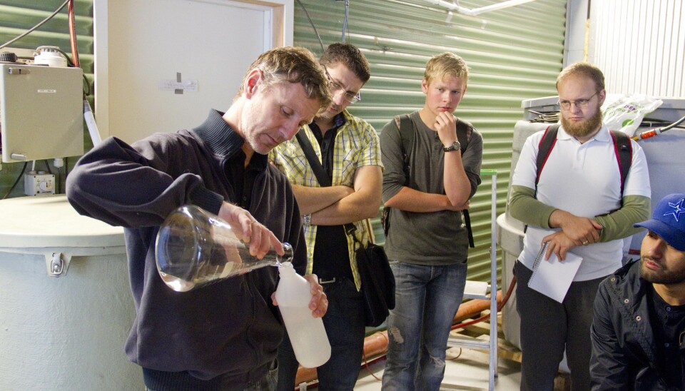 AVLØPSFORSKER: Arve Heistad forsker på vannforsyning og avløp – her viser han rundt ferske studenter. Da koronaviruset ble påvist i avføring, ble laboratoriet stengt på timen.