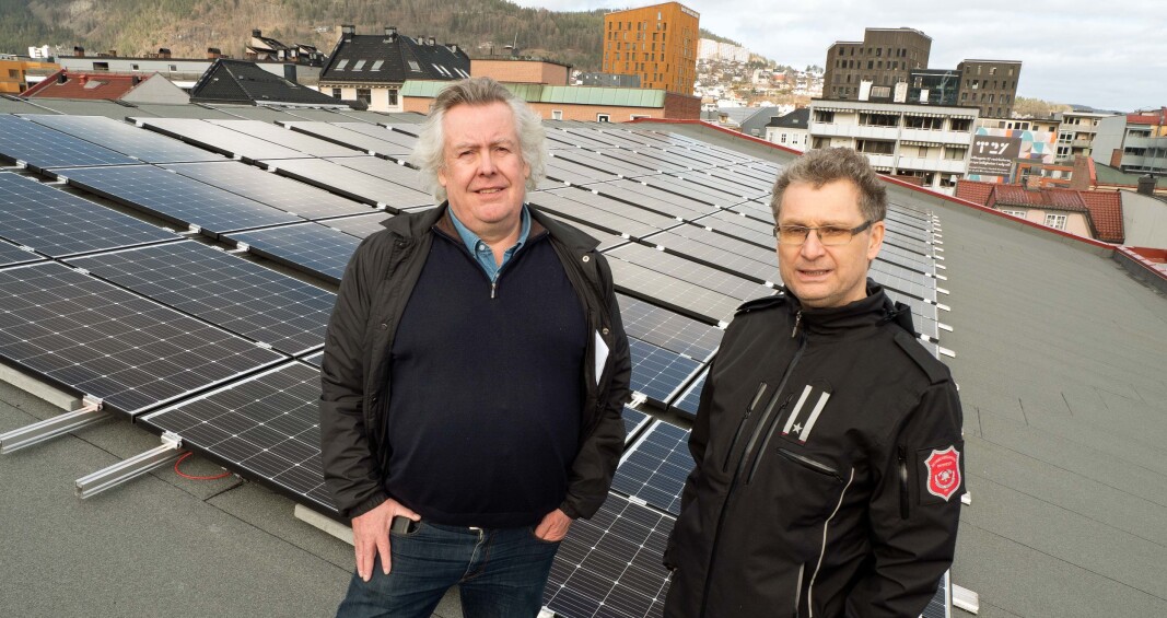 VINKEL: Nytt tak med god vinkel var et godt argument for å velge solceller på brannstasjontaket, viser Geir Andersen (til venstre) og Henrik Trømborg. VINKEL: Nytt tak med god vinkel var et godt argument for å velge solceller på brannstasjontaket, viser Geir Andersen (til venstre) og Henrik Trømborg.