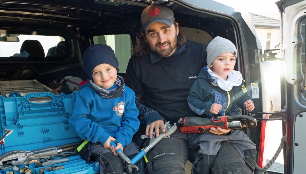 STABEN: Kasper (4) og Emrik (2) er viktige ressurser, ifølge Fredrik Lerbakken. Han har filmet hverdagen på arbeid med sønnene for å vise regjeringen og Stortinget hvordan det de sier, ikke henger sammen. STABEN: Kasper (4) og Emrik (2) er viktige ressurser, ifølge Fredrik Lerbakken. Han har filmet hverdagen på arbeid med sønnene for å vise regjeringen og Stortinget hvordan det de sier, ikke henger sammen.