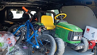 ARBEIDSBIL: Sykkelen og leketraktoren har fått plass baki varebilen til Rafos Rørservice. ARBEIDSBIL: Sykkelen og leketraktoren har fått plass baki varebilen til Rafos Rørservice.