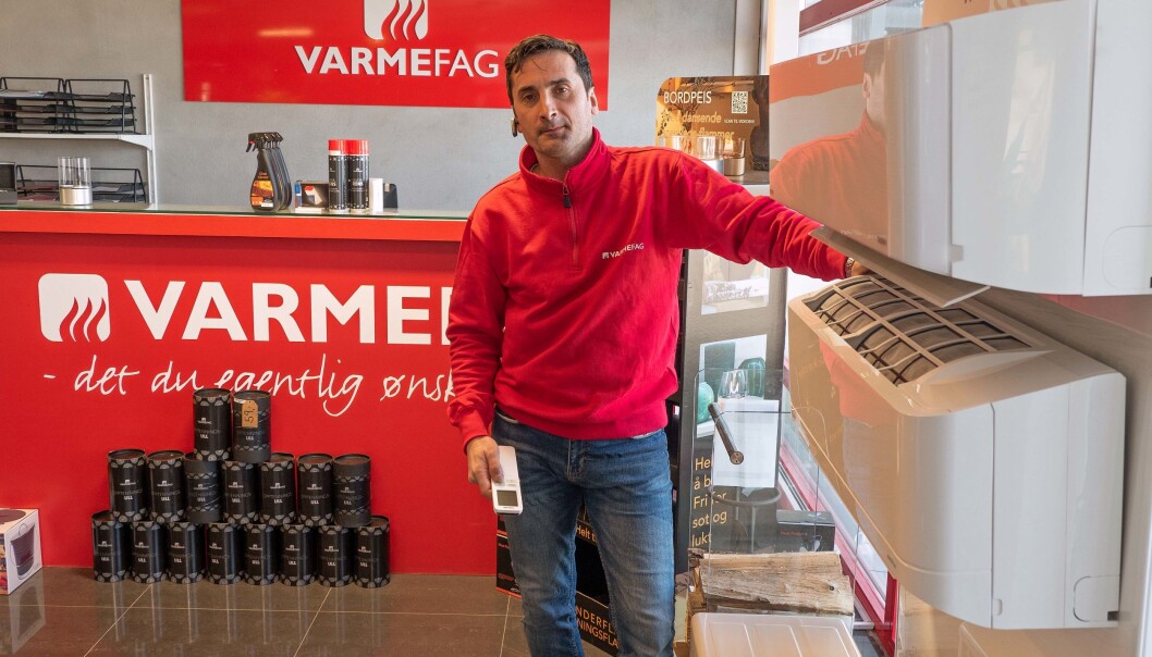 SMÅTT OG GODT: Varmepumpesalget er bitte lite, men det er lovlig – Varmefag Moss og Adam Forsethlund var den eneste av 11 bedrifter som selger varmepumper til forbruker, som ikke hadde avvik fra reglene. SMÅTT OG GODT: Varmepumpesalget er bitte lite, men det er lovlig – Varmefag Moss og Adam Forsethlund var den eneste av 11 bedrifter som selger varmepumper til forbruker, som ikke hadde avvik fra reglene.