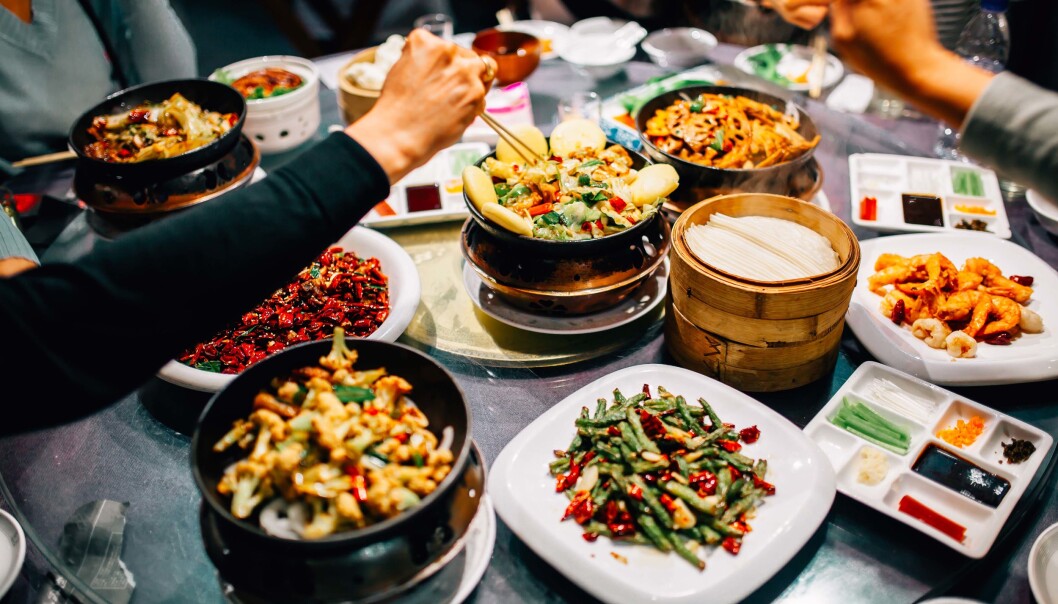RESTAURANTSMITTE: Det er ikke bare avstanden som teller – smittefaren avhenger også av hvilken vei luften går, viser rapporten fra en restaurant der ni ble koronasmittet. RESTAURANTSMITTE: Det er ikke bare avstanden som teller – smittefaren avhenger også av hvilken vei luften går, viser rapporten fra en restaurant der ni ble koronasmittet.