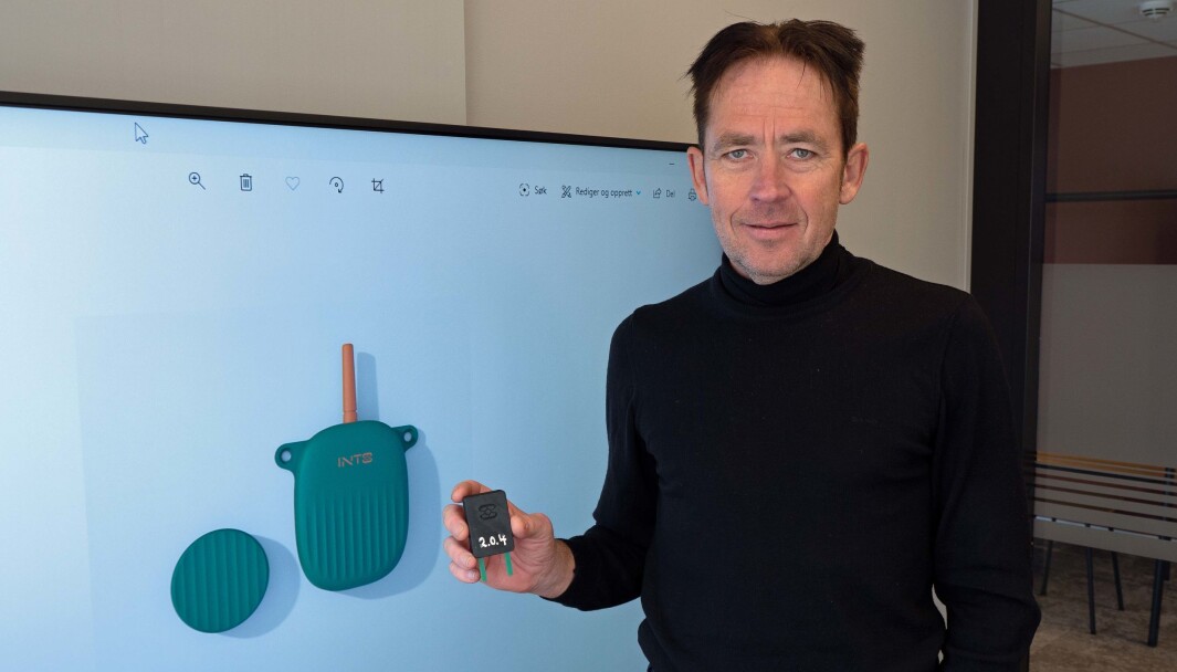 TRÅDLØS: Nå begynner volumproduksjonen, sier Tor Ove Nesset i Sensor Innovation. Han har den gamle sensoren i hånden og den nye på skjermen. TRÅDLØS: Nå begynner volumproduksjonen, sier Tor Ove Nesset i Sensor Innovation. Han har den gamle sensoren i hånden og den nye på skjermen.