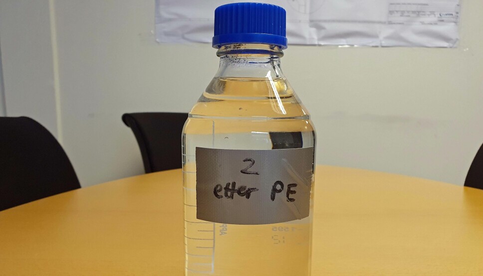 STINKENDE: Denne vannprøven fra Flekkefjord er tatt i februar, og den lukter vondt ennå.
