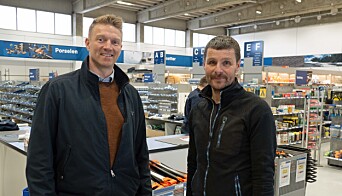 HANDLER: Han driver sin egen enmannsbedrift i Melhus – Rune Ekren (til høyre) synes det er greit å komme innom servicesenteret, forteller han til Tor-Erik Sivertsen. HANDLER: Han driver sin egen enmannsbedrift i Melhus – Rune Ekren (til høyre) synes det er greit å komme innom servicesenteret, forteller han til Tor-Erik Sivertsen.