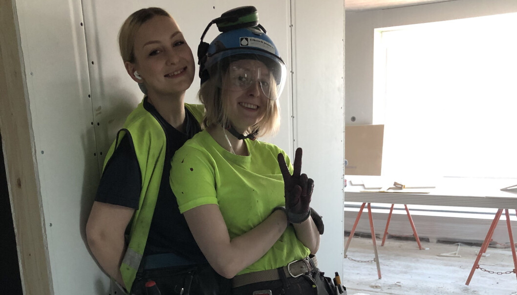 Lærlingene Sophie Ålandslid Grühn og Ida Weea Børstad stortrives hos Eriksen & Jensen AS. Bildet er tatt på byggeplass i Sandvika hvor bedriften installerer rør i 150 leiligheter. Lærlingene Sophie Ålandslid Grühn og Ida Weea Børstad stortrives hos Eriksen & Jensen AS. Bildet er tatt på byggeplass i Sandvika hvor bedriften installerer rør i 150 leiligheter.