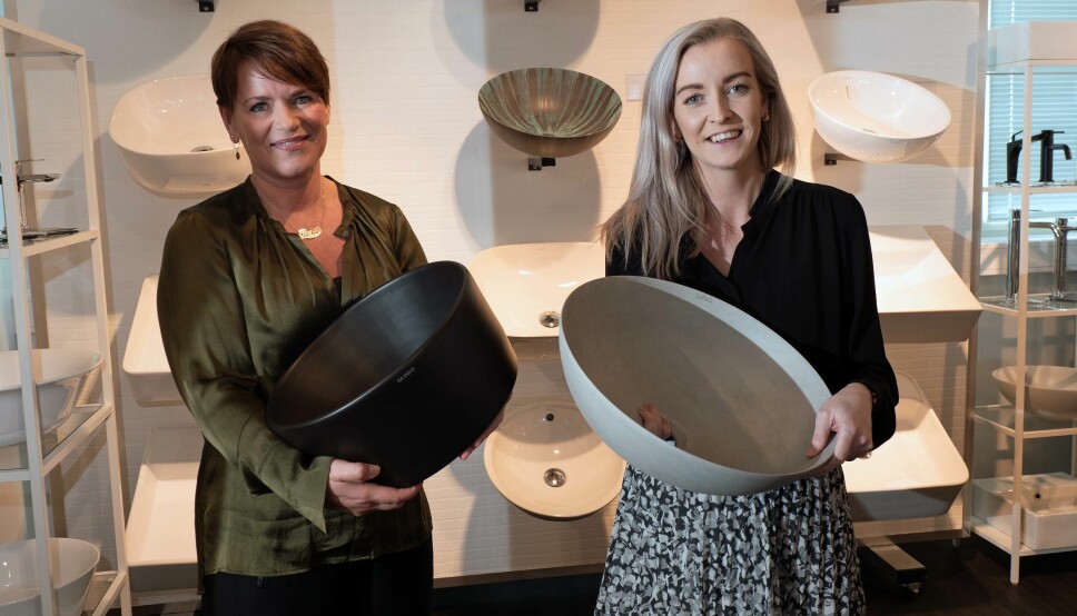 VISER FREM: Berit Solberg Folden (til venstre) og Christine Caspersen viser frem produktene sine til over 20 000 på Instagram.
