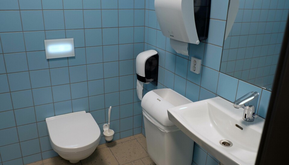 BERØRINGSFRITT: Både vasken og toalettet er utstyrt med berøringsfrie løsninger.
