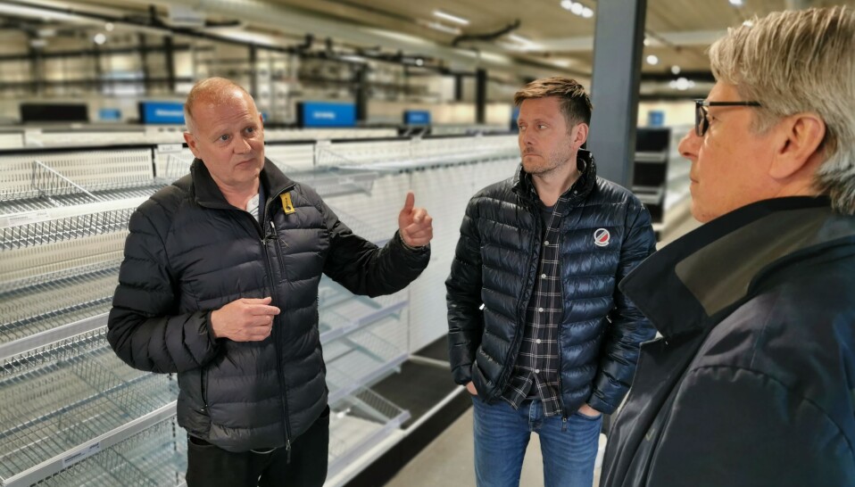 Click to add image KLART FOR VAREPÅFYLL: Terje Kjølås (salgssjef VVS), Olav Sandvik (selger VVS) og Morten Hartweg (regional salgssjef VVS) planlegger de siste detaljene før flyttelasset med varer kommer fra Tempe.
