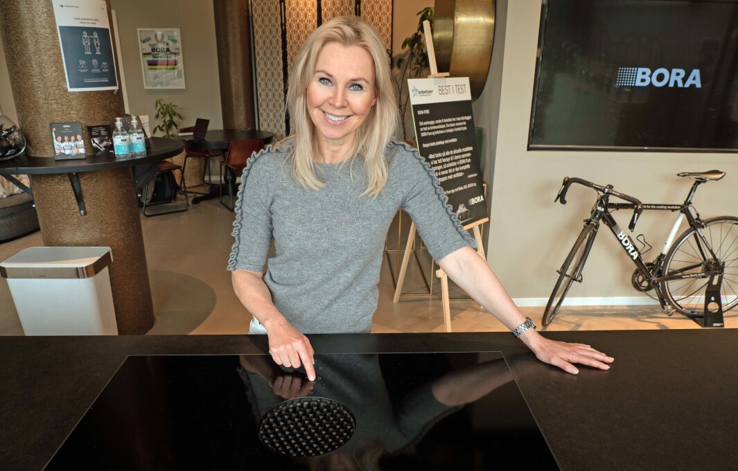 PROFFVENTILASJON: Benkeventilasjon kommer mer og mer inn på profesjonelle kjøkken, forteller Eva Hannisdahl, som har verdensmester Ørjan Johannessen og kokkelandslagsmanager Odd Ivar Solvold som ambassadører. PROFFVENTILASJON: Benkeventilasjon kommer mer og mer inn på profesjonelle kjøkken, forteller Eva Hannisdahl, som har verdensmester Ørjan Johannessen og kokkelandslagsmanager Odd Ivar Solvold som ambassadører.