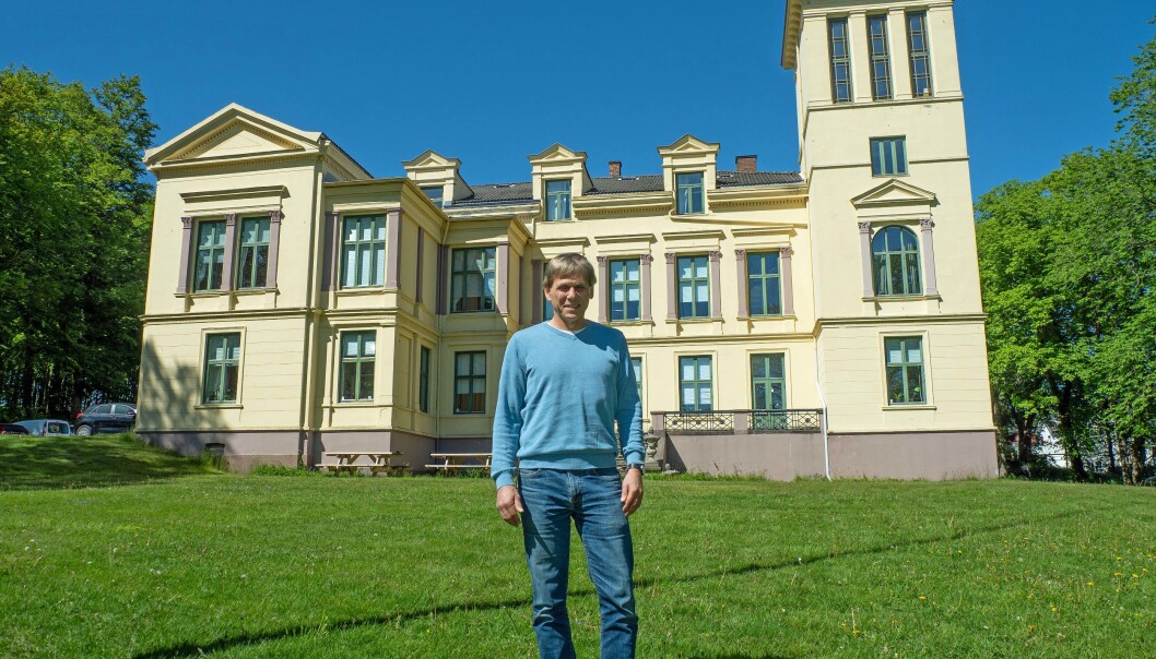 VARMEPUMPE: Selv det gamle kurhotellet, herredshuset og kultursenteret fra 1879 der eiendomsselskapet til Larvik kommune holder til, har fått varmepumpe, forteller Bjørn Langjordet. VARMEPUMPE: Selv det gamle kurhotellet, herredshuset og kultursenteret fra 1879 der eiendomsselskapet til Larvik kommune holder til, har fått varmepumpe, forteller Bjørn Langjordet.