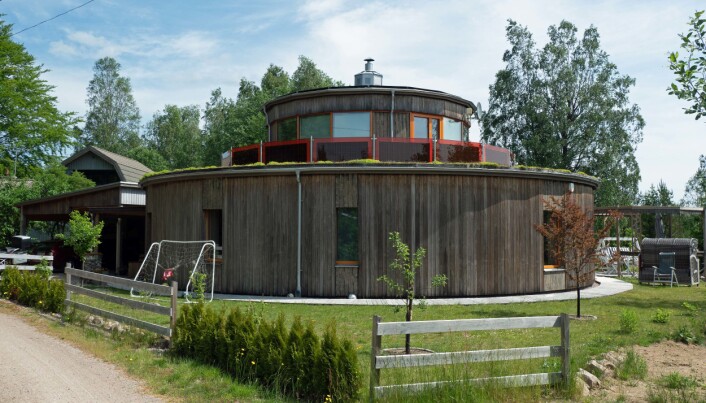 RUNDT: Simone Kreutzer Wesslund og Tommy Wesslund bygde sitt eget, runde passivhus og har tatt med seg erfaringene over i mer tradisjonelt utseende boliger. RUNDT: Simone Kreutzer Wesslund og Tommy Wesslund bygde sitt eget, runde passivhus og har tatt med seg erfaringene over i mer tradisjonelt utseende boliger.