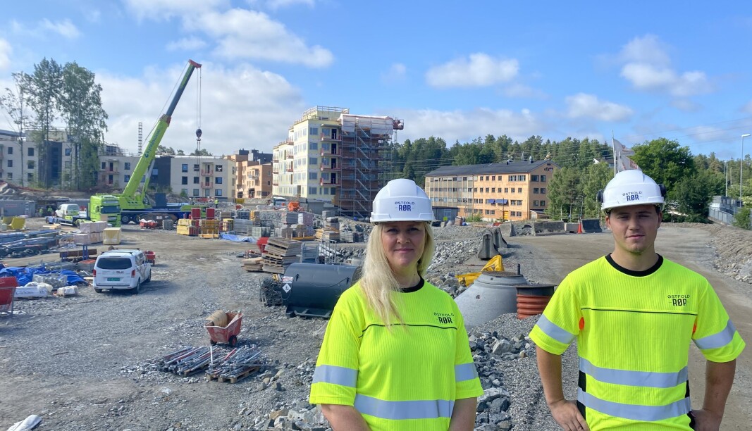 Prosjektleder Marte Skarpnord og rørlegger Benjamin Jansen foran byggeplassen til Torgkvartalet Myrvoll Stasjon. Prosjektleder Marte Skarpnord og rørlegger Benjamin Jansen foran byggeplassen til Torgkvartalet Myrvoll Stasjon.