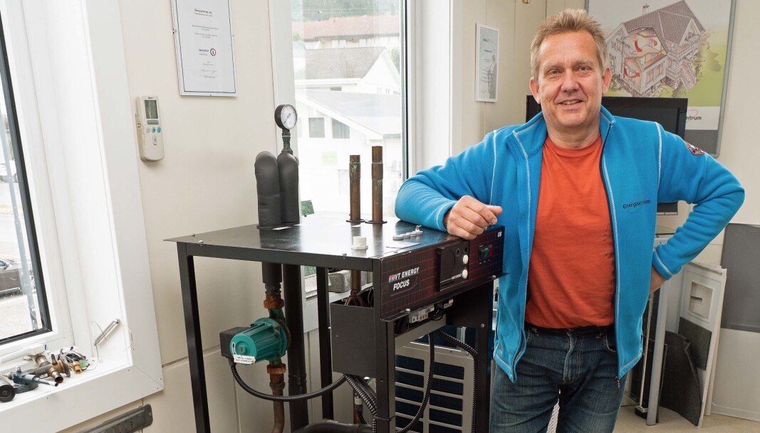 OPPLÆRING: Den er oversiktlig og egner seg godt til opplæring, sier Eddie Kalvatn om sin egen gamle varmepumpe. Den står i lokalene til Energisentrum på Skodje. OPPLÆRING: Den er oversiktlig og egner seg godt til opplæring, sier Eddie Kalvatn om sin egen gamle varmepumpe. Den står i lokalene til Energisentrum på Skodje.