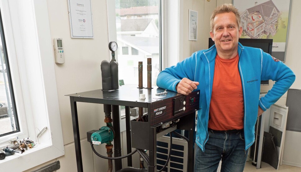 OPPLÆRING: Den er oversiktlig og egner seg godt til opplæring, sier Eddie Kalvatn om sin egen gamle varmepumpe. Den står i lokalene til Energisentrum på Skodje.