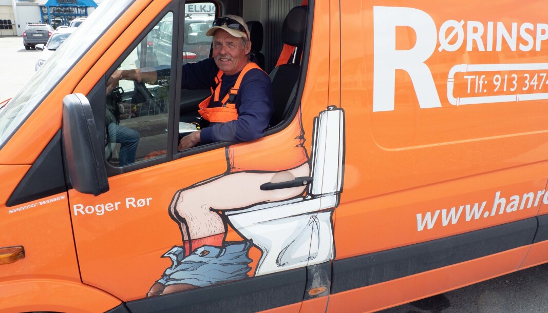 TRØKKER TIL: «Roger Rør» legger ikke fingrene imellom, men har et enkelt budskap: Det blir færre feil hvis ledningseier, prosjekterende, rørlegger og kontrollerende snakker sammen og lærer av hverandre. TRØKKER TIL: «Roger Rør» legger ikke fingrene imellom, men har et enkelt budskap: Det blir færre feil hvis ledningseier, prosjekterende, rørlegger og kontrollerende snakker sammen og lærer av hverandre.