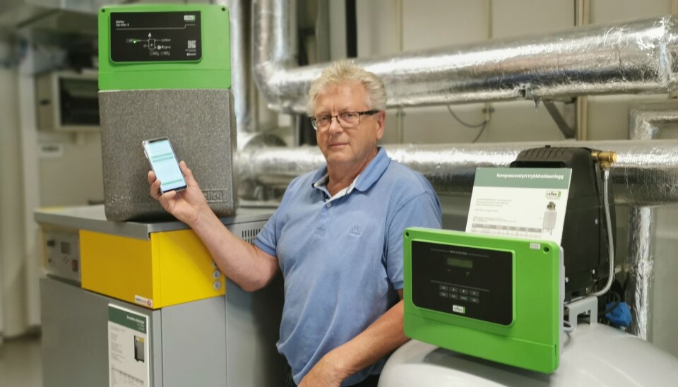 Øyvind Sønstebø fra SGP Armatec presenterer vakuumavgasseren Servitec S som kan styres med appen Reflex Control Smart.