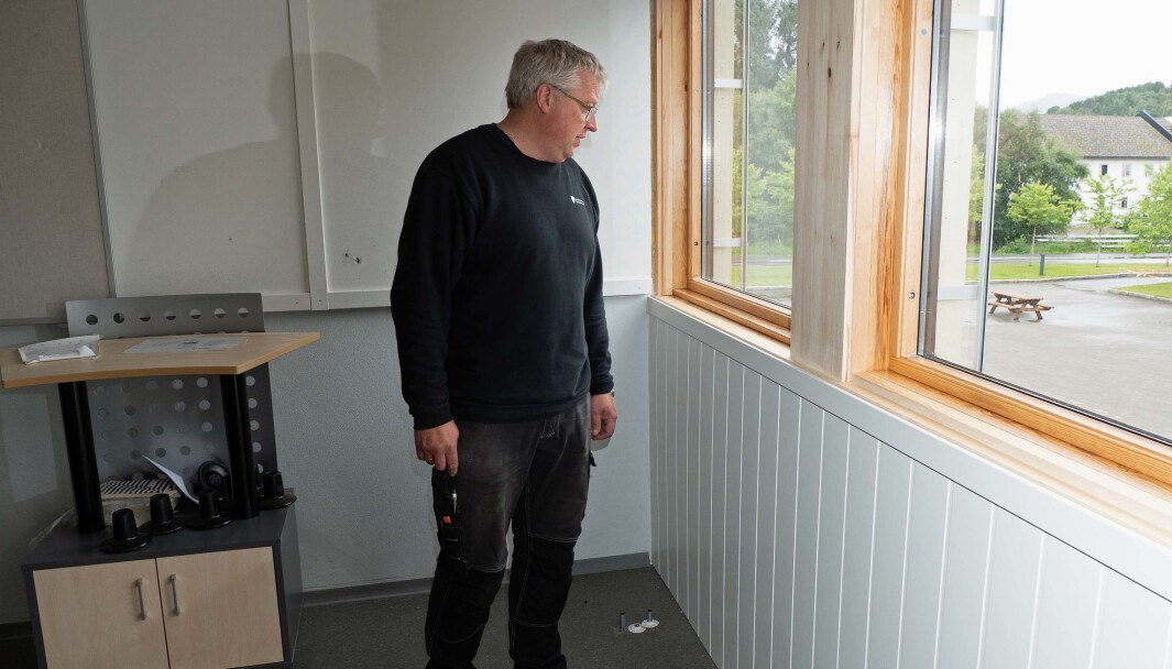 TREKK: I tillegg til at radiatorene er på plass igjen, har Atlanten videregående skole fått isolert vegger for å gjøre noe med trekk-problemet. TREKK: I tillegg til at radiatorene er på plass igjen, har Atlanten videregående skole fått isolert vegger for å gjøre noe med trekk-problemet.