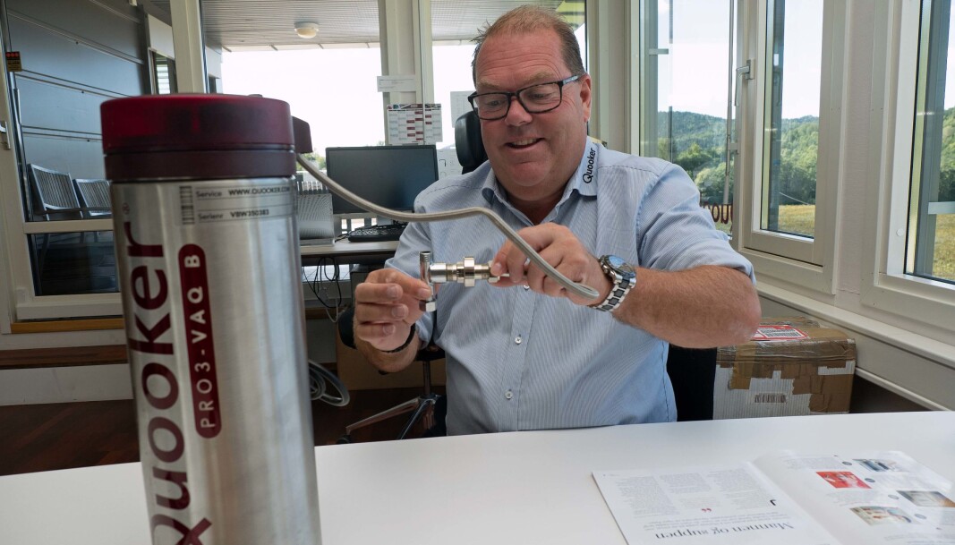 AVSTAND: Det kalde vannet kobles til i fast avstand fra beholderen, men det finnes forlengerslanger slik at Quookeren kan stå andre steder enn rett under vasken, forklarer Peter Bjørno. AVSTAND: Det kalde vannet kobles til i fast avstand fra beholderen, men det finnes forlengerslanger slik at Quookeren kan stå andre steder enn rett under vasken, forklarer Peter Bjørno.