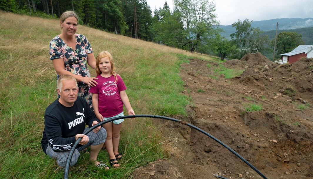 SELVGJORT: Frank Sander Nilsen, Anlaug Askland og Oda Askland Nilsen plages av smak og lukt fra drikkevannet. De vet at slangen ikke er gravd ned i forurenset grunn og at det uansett ikke gikk lang nok tid før usmaken kom, til at molekyler kan ha vandret gjennom røret. SELVGJORT: Frank Sander Nilsen, Anlaug Askland og Oda Askland Nilsen plages av smak og lukt fra drikkevannet. De vet at slangen ikke er gravd ned i forurenset grunn og at det uansett ikke gikk lang nok tid før usmaken kom, til at molekyler kan ha vandret gjennom røret.