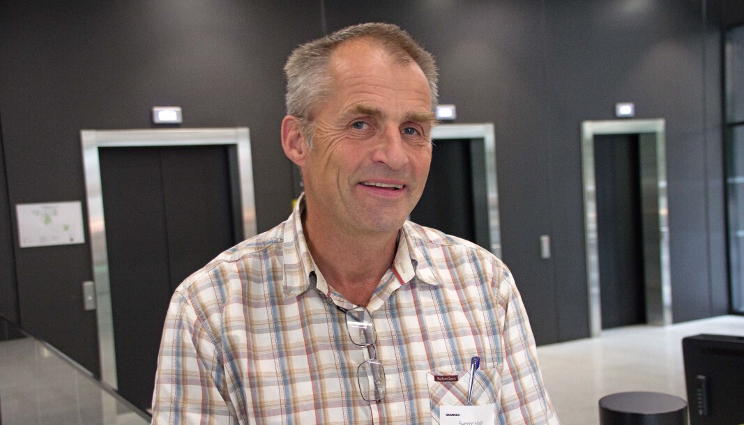 PÅ TYNN IS: Sverre Holøs innrømmer at det ikke er noe bevis, men viser hvordan koronaen rammer desidert hardest i de delene av USA som har høyest luftfuktighet. PÅ TYNN IS: Sverre Holøs innrømmer at det ikke er noe bevis, men viser hvordan koronaen rammer desidert hardest i de delene av USA som har høyest luftfuktighet.