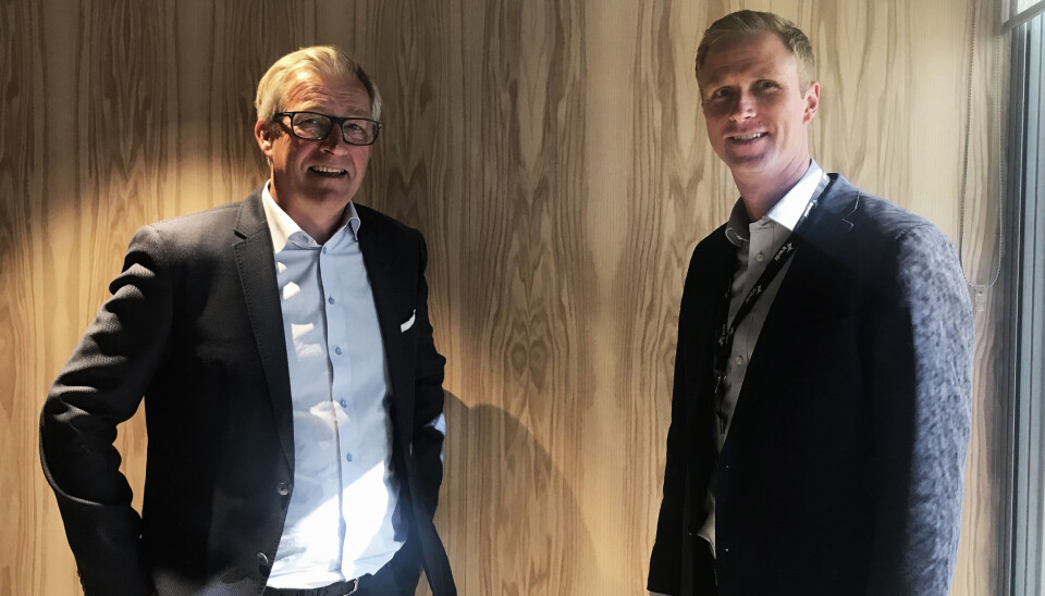 Nicolai Dirdal, tidligere styreleder i Energibygg AS (til venstre), sammen med Dag Vidar Kvernbråten, regiondirektør i Region Oslo Service i Bravida Norge (til høyre), ved overtakelsen av virksomheten.