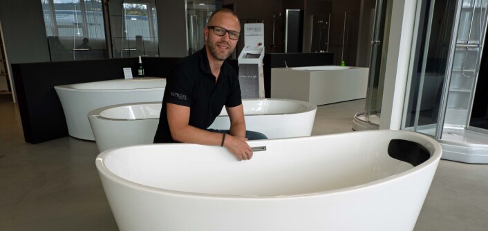 TÅLER DET MESTE: Badekarene tåler sol, støv og skitt og trenger ikke spesialvaskemiddel, understreker Tom Holm i Sanipro. TÅLER DET MESTE: Badekarene tåler sol, støv og skitt og trenger ikke spesialvaskemiddel, understreker Tom Holm i Sanipro.
