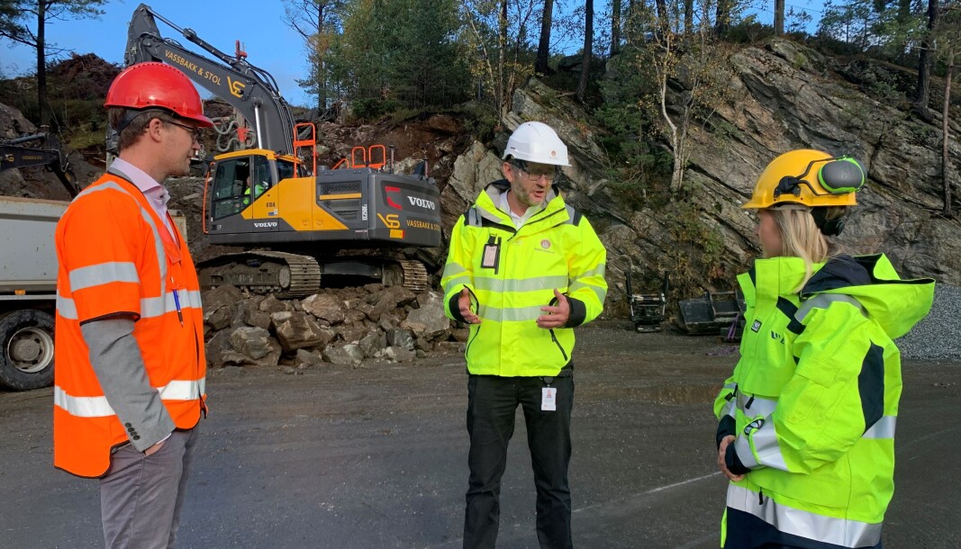 SAMARBEIDER: Bergen kommune samarbeider med BKK for å nå ambisjonen om utslippsfrie byggeplasser. F.v.: Byråd for finans, næring og eiendom, Erlend Horn, direktør i Etat for utbygging i Bergen kommune, Willy-André Gjesdal og prosjektleder for innovasjon i BKK, Camilla Moster. SAMARBEIDER: Bergen kommune samarbeider med BKK for å nå ambisjonen om utslippsfrie byggeplasser. F.v.: Byråd for finans, næring og eiendom, Erlend Horn, direktør i Etat for utbygging i Bergen kommune, Willy-André Gjesdal og prosjektleder for innovasjon i BKK, Camilla Moster.