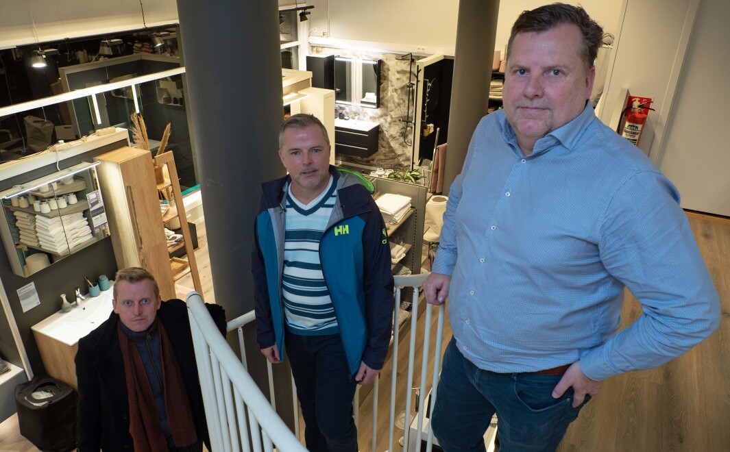 NY RUNDE: De går en ny runde – på trygg koronaavstand – for å se om det går an å berge butikken. komitéleder i Oslo kommune, Øystein Sundelin ( til venstre), Morten N. Bakke og Kenneth Skogsrud etter møtet mandag kveld . NY RUNDE: De går en ny runde – på trygg koronaavstand – for å se om det går an å berge butikken. komitéleder i Oslo kommune, Øystein Sundelin ( til venstre), Morten N. Bakke og Kenneth Skogsrud etter møtet mandag kveld .