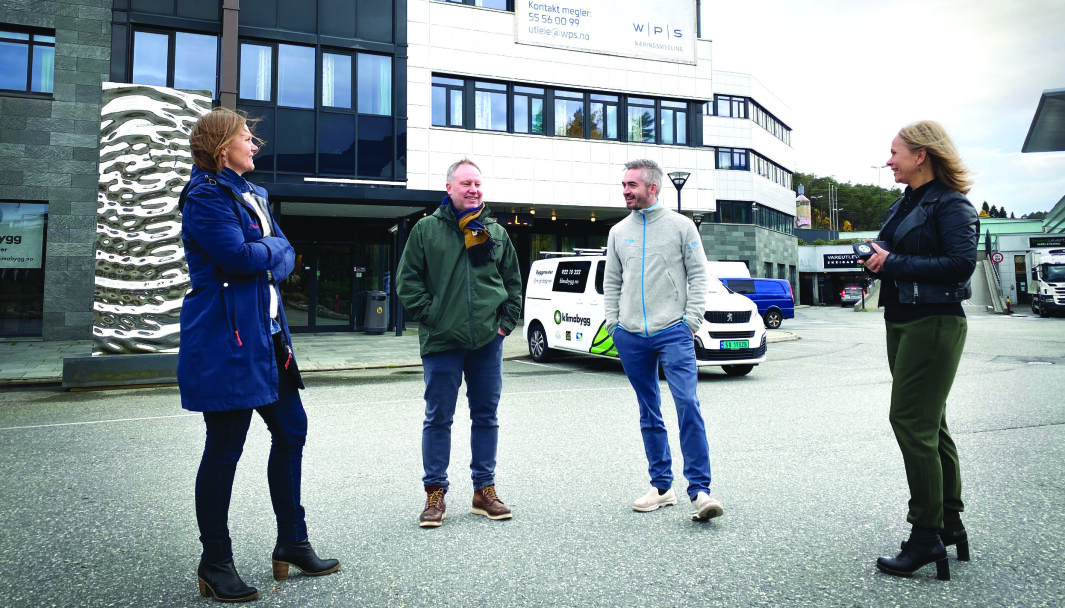 FORNØYD: Administrerende direktør i Angarde, Bente Haugsdal, Roar Smelhus, Tommy Hagenes og markedssjef i Angarde, Anja Schmidt, snakker om energigrepene som er tatt i bygget bak dem. FORNØYD: Administrerende direktør i Angarde, Bente Haugsdal, Roar Smelhus, Tommy Hagenes og markedssjef i Angarde, Anja Schmidt, snakker om energigrepene som er tatt i bygget bak dem.