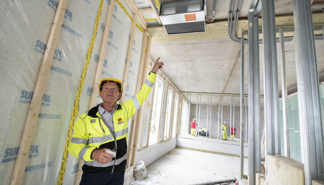 PRIS: Behovet for energi og effekt er blitt mindre, men varmeanleggene er blitt dyrere likevel, sier Tor Olsen og sparker til bransjen. PRIS: Behovet for energi og effekt er blitt mindre, men varmeanleggene er blitt dyrere likevel, sier Tor Olsen og sparker til bransjen.