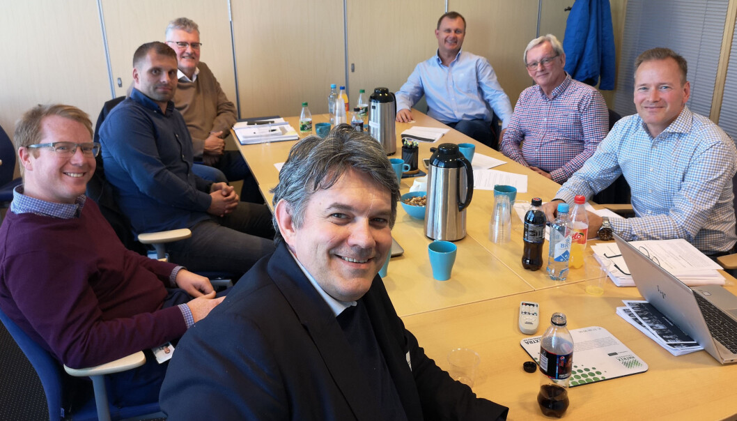 Stortingsrepresentant og medlem i Næringskomiteen, Tom-Georg Nilsen (H) (fremst) takket for god dialog med utvalget i mai 2019. De andre rundt bordet (fra venstre): Jomar T. Heggdal (BNL), Tomas Kristoffersen (Bravida), Gunnar Harald Quam (Caverion), Frank Utne (Anders O. Grevstad), Dag Halvorsen (Sig Halvorsen), Torkild Korsnes (K. Lund).) Stortingsrepresentant og medlem i Næringskomiteen, Tom-Georg Nilsen (H) (fremst) takket for god dialog med utvalget i mai 2019. De andre rundt bordet (fra venstre): Jomar T. Heggdal (BNL), Tomas Kristoffersen (Bravida), Gunnar Harald Quam (Caverion), Frank Utne (Anders O. Grevstad), Dag Halvorsen (Sig Halvorsen), Torkild Korsnes (K. Lund).)