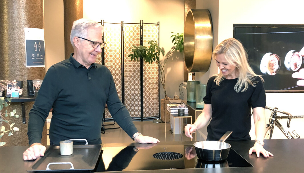 Leif Amdahl og daglig leder i Morten Engebretsen As, Eva Hannisdahl i hyggelig prat rundt boligventilasjon og downdraft. Leif Amdahl og daglig leder i Morten Engebretsen As, Eva Hannisdahl i hyggelig prat rundt boligventilasjon og downdraft.