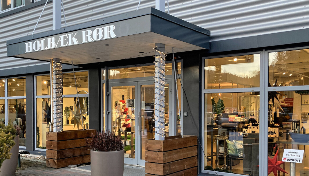 UTE: Bare en logo på parkeringsplassen er igjen etter at Holbæk Rør gikk ut av Comfort. UTE: Bare en logo på parkeringsplassen er igjen etter at Holbæk Rør gikk ut av Comfort.