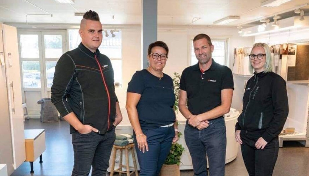 Den 60 år gamle familiebedriften Comfort Fredrikstad, Arne Nilsen AS, holder virksomheten i gang ved å være nøye på smittevernregler, fra venstre Anders Nilsen, Vibeke Nilsen, Truls Arne Nilsen og Iselin Tvete Swensen. Den 60 år gamle familiebedriften Comfort Fredrikstad, Arne Nilsen AS, holder virksomheten i gang ved å være nøye på smittevernregler, fra venstre Anders Nilsen, Vibeke Nilsen, Truls Arne Nilsen og Iselin Tvete Swensen.