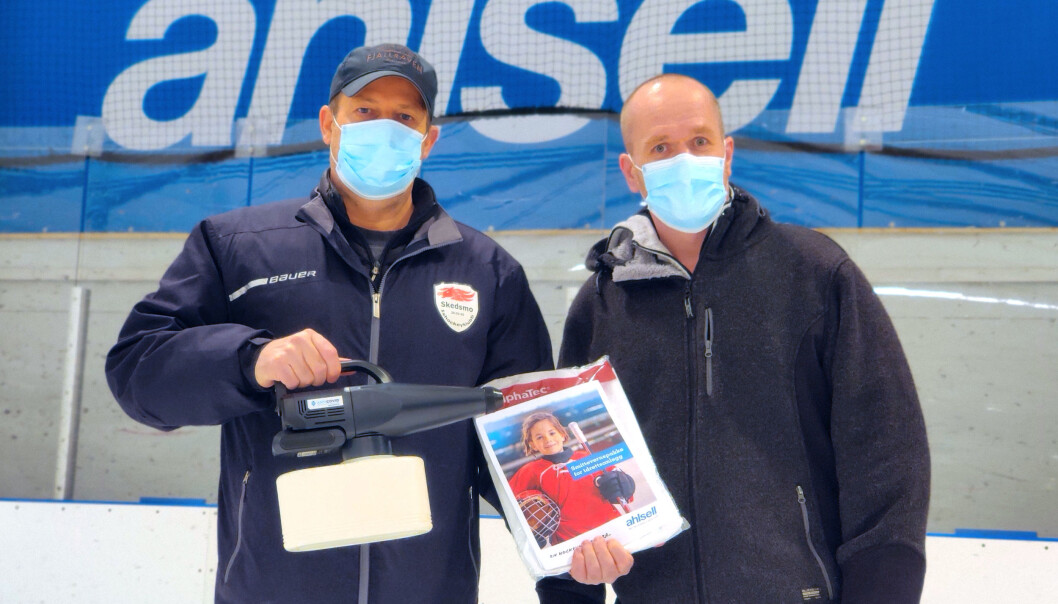 Ahlsell donerer en smittevernspakke til alle landets ishaller, i håp om å holde hallene åpne så lenge som mulig. Her har daglig leder i Skedsmo Ishockeyklubb, John Obstfelder, mottatt en foggermaskin fra Vegar Carlson i Ahlsell Norge. Ahlsell donerer en smittevernspakke til alle landets ishaller, i håp om å holde hallene åpne så lenge som mulig. Her har daglig leder i Skedsmo Ishockeyklubb, John Obstfelder, mottatt en foggermaskin fra Vegar Carlson i Ahlsell Norge.