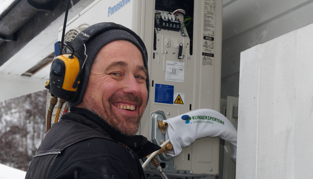 LANG SESONG: Vanligvis ville nysalget av varmepumper ha stoppet opp nå. Per Tormod Andersen i Passiv Energi monterer videre. LANG SESONG: Vanligvis ville nysalget av varmepumper ha stoppet opp nå. Per Tormod Andersen i Passiv Energi monterer videre.
