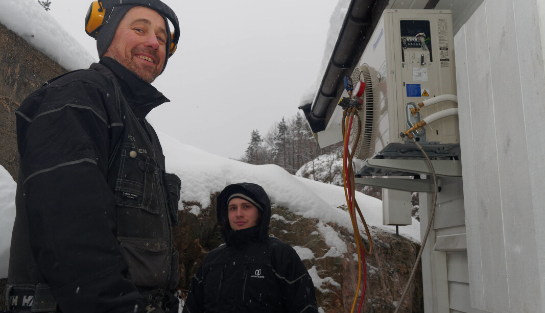 SNØFØRE: Vinteren varer, og Per Tormod Andersen (til venstre) og Nicolas Mathisen Andersen monterer varmepumper. SNØFØRE: Vinteren varer, og Per Tormod Andersen (til venstre) og Nicolas Mathisen Andersen monterer varmepumper.