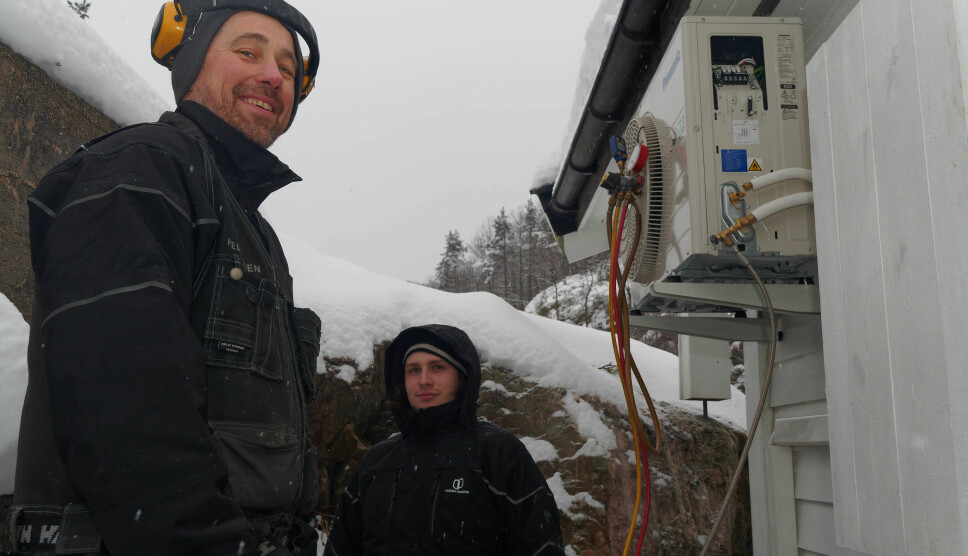 SNØFØRE: Vinteren varer, og Per Tormod Andersen (til venstre) og Nicolas Mathisen Andersen monterer varmepumper.