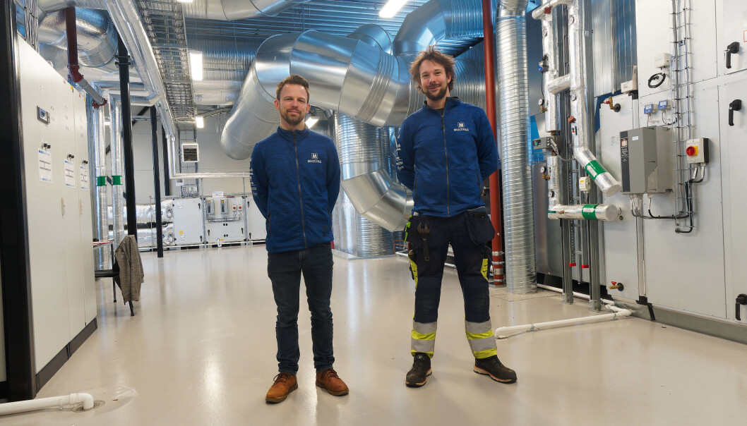 INNEKLIMA: Bjørn-Inge Bekkavik (til venstre) og Benjamin Kristiansen har sørget for ventilasjonen på Skien videregående skole. INNEKLIMA: Bjørn-Inge Bekkavik (til venstre) og Benjamin Kristiansen har sørget for ventilasjonen på Skien videregående skole.
