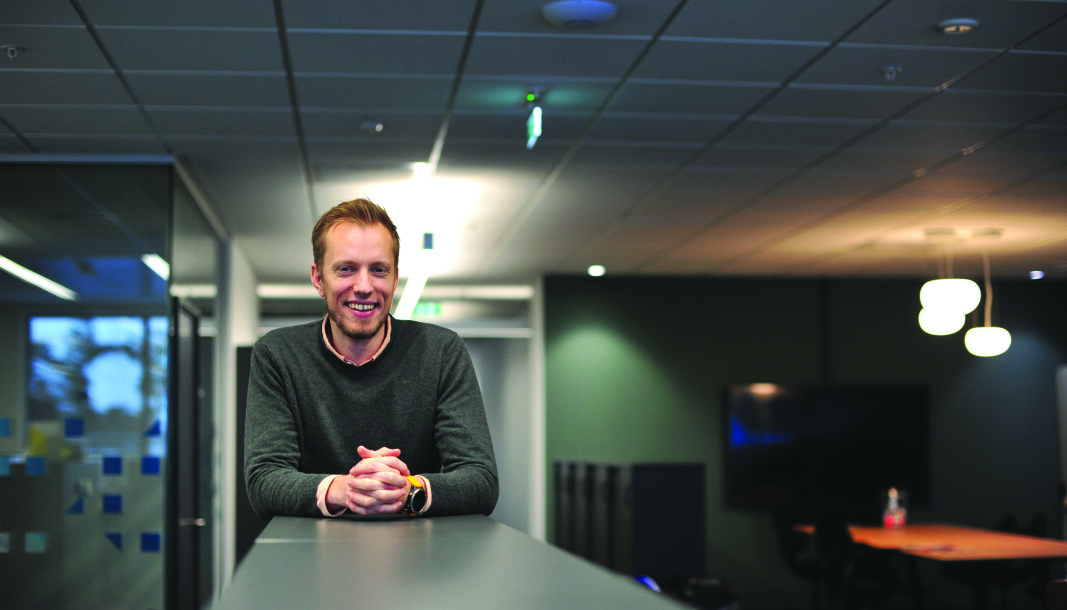 I TAKET: Tevas sin Prepart-løsning samler en rekke tekniske komponenter i en alt-i-ett-løsning. Modulen som du ser i taket over daglig leder i selskapet, Eirik Fossmark Lohne, er nå på vei inn i to større nybyggprosjekter i Bergen. I TAKET: Tevas sin Prepart-løsning samler en rekke tekniske komponenter i en alt-i-ett-løsning. Modulen som du ser i taket over daglig leder i selskapet, Eirik Fossmark Lohne, er nå på vei inn i to større nybyggprosjekter i Bergen.