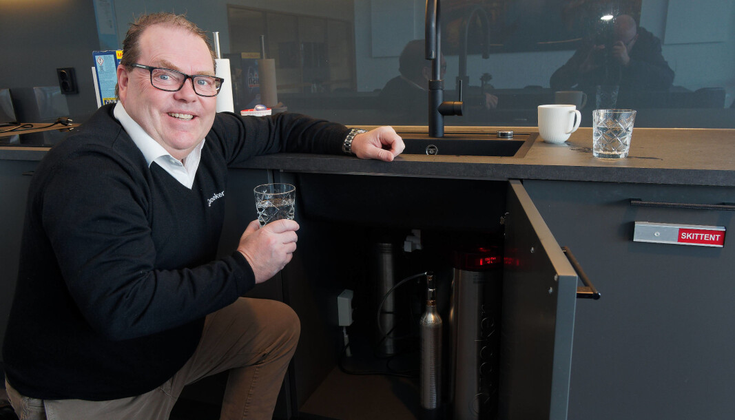 ISVANN: Nå satser den norske Quooker-sjefen Peter Bjørno på fire grader varmt vann rett fra springen, både med og uten kullsyre. ISVANN: Nå satser den norske Quooker-sjefen Peter Bjørno på fire grader varmt vann rett fra springen, både med og uten kullsyre.