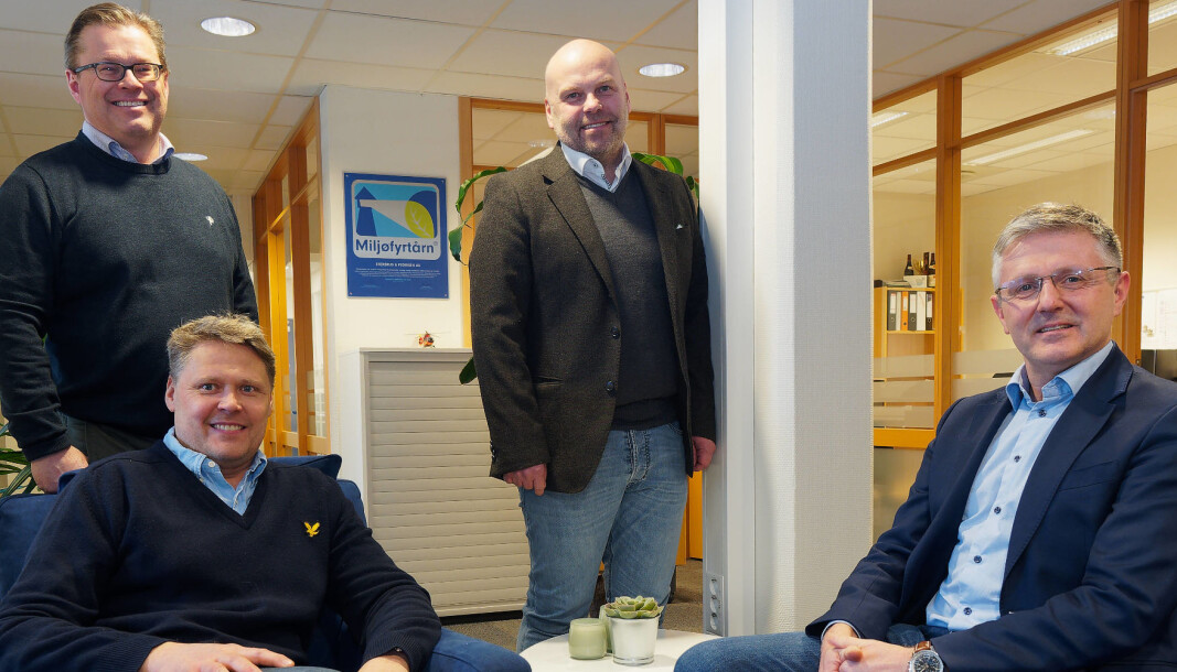 FYRTÅRN: De er miljøfyrtårn og prøver å bli bransjefyrtårn. Bak daglig leder Morten Skarra (til venstre) og markedssjef Jørgen Halland-Johansen. Foran kunde- og prosjektutvikler Ivar Snersrud (til venstre) og styreleder Tony Støkkebo. FYRTÅRN: De er miljøfyrtårn og prøver å bli bransjefyrtårn. Bak daglig leder Morten Skarra (til venstre) og markedssjef Jørgen Halland-Johansen. Foran kunde- og prosjektutvikler Ivar Snersrud (til venstre) og styreleder Tony Støkkebo.