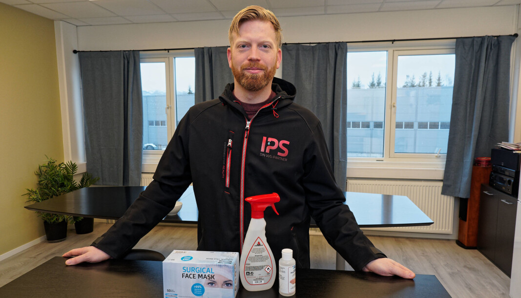 SPRITER: Mats Ørsal Kvande sender ut rørleggerne med desinfeksjon og masker, men koronatiltakene har gått hardt ut over arbeidsmengden og omsetningen likevel. SPRITER: Mats Ørsal Kvande sender ut rørleggerne med desinfeksjon og masker, men koronatiltakene har gått hardt ut over arbeidsmengden og omsetningen likevel.
