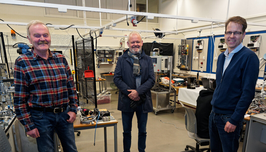 PÅ TVERS: De skal lære bort på tvers av fagene og tilby både fagskole og ingeniørstudier fra virtuell campus på Nordfjordeid – Ove Bjørlo (fra venstre), Arild Hjelmeland og Ove Lillestøl hos Inviro og Eid vidaregåande skule. PÅ TVERS: De skal lære bort på tvers av fagene og tilby både fagskole og ingeniørstudier fra virtuell campus på Nordfjordeid – Ove Bjørlo (fra venstre), Arild Hjelmeland og Ove Lillestøl hos Inviro og Eid vidaregåande skule.